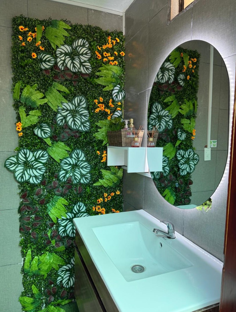Baño con muro verde vertical