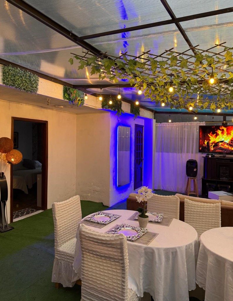 Departamento con comedor bajo pérgola de vid y vista a las montañas