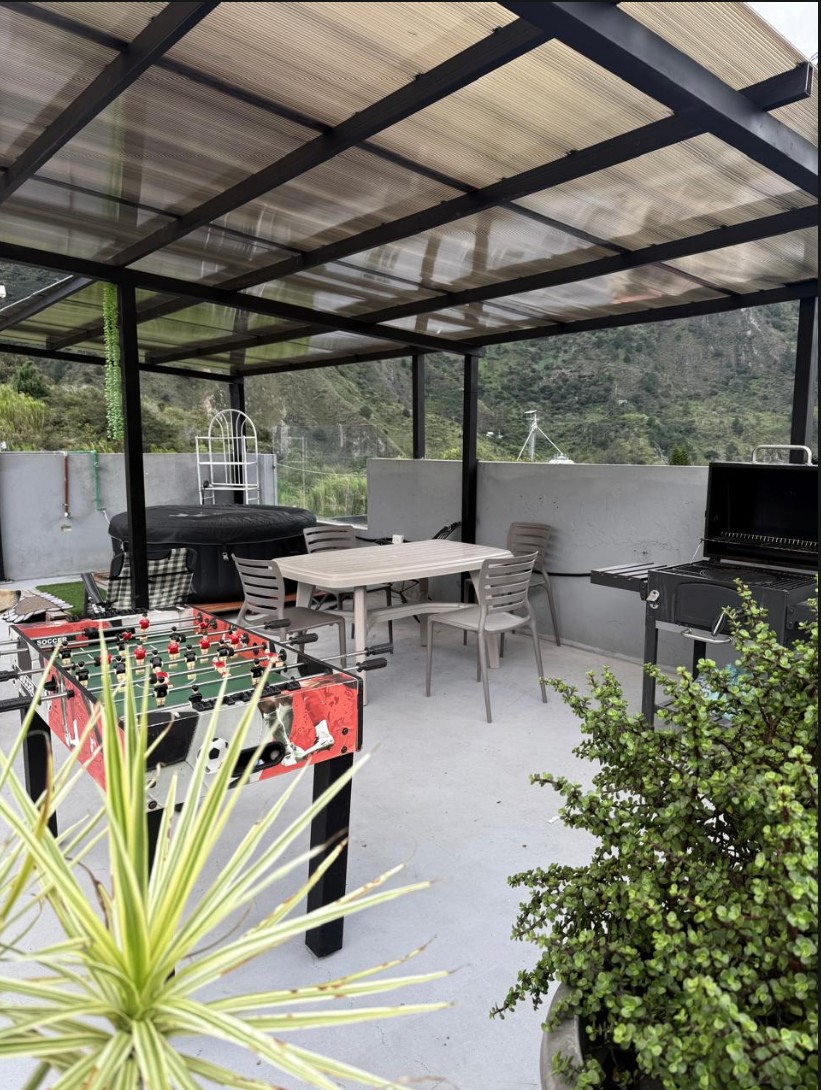 Terraza cubierta con jacuzzi, futbolín y vista a las montañas de Baños